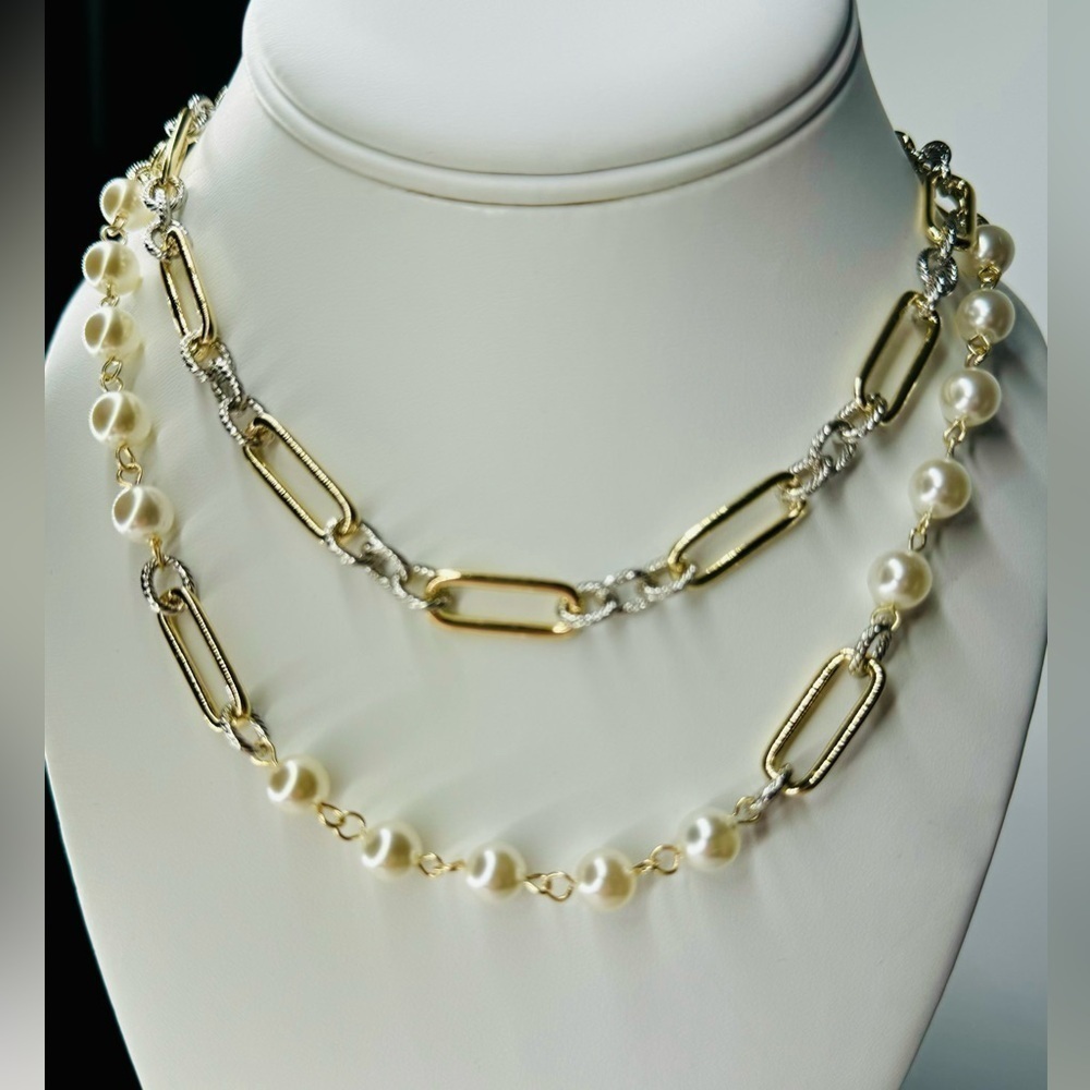 GOLD DOUBLE PAPERCLIP CHAIN WITH PEARLS T BAR CLOSURE